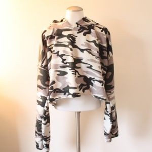 ⚡️BLACK FRI SALE NWT BooHoo Size 20 Camo Crop top